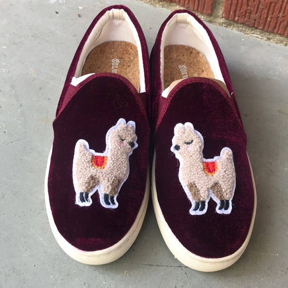 Saludos Velvet Burgundy Slip-On Shoes with Llama Design - Picture 2 of 6